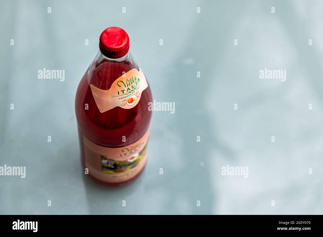 Nellysford, États-Unis - 29 avril 2021 : gros plan d'une bouteille de jus de verre de boisson italienne, contenant du sang carbonaté, un magasin de soda d'orange acheté chez Trader Joe's et signe Isola Banque D'Images