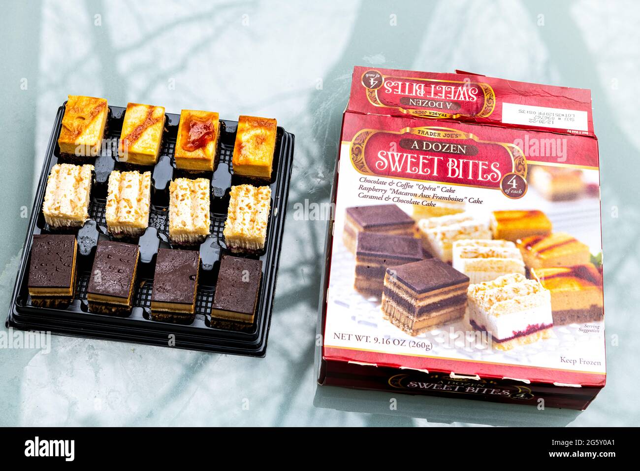 Nellysford, États-Unis - 29 avril 2021 : gros plan du panneau et du produit d'une douzaine de gâteaux sucrées d'opéra, de framboise et de caramel achetés chez Trader Joe's. Banque D'Images