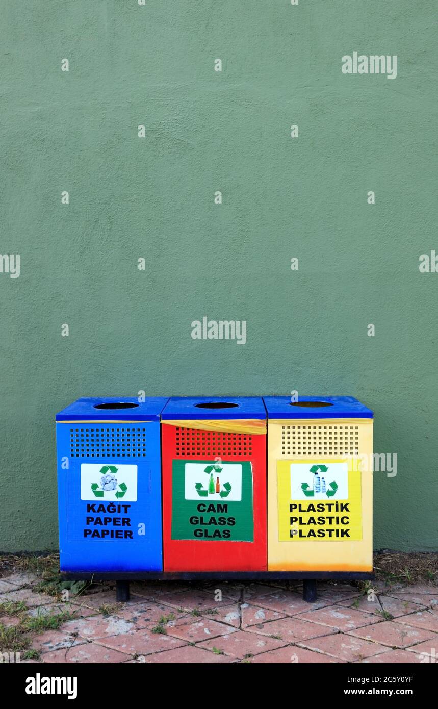 Trois poubelles différentes pour le recyclage des ordures dans une rue en Turquie. Seaux séparés pour plastique, papier, verre,. Un style de vie respectueux de l'environnement pour prote Banque D'Images