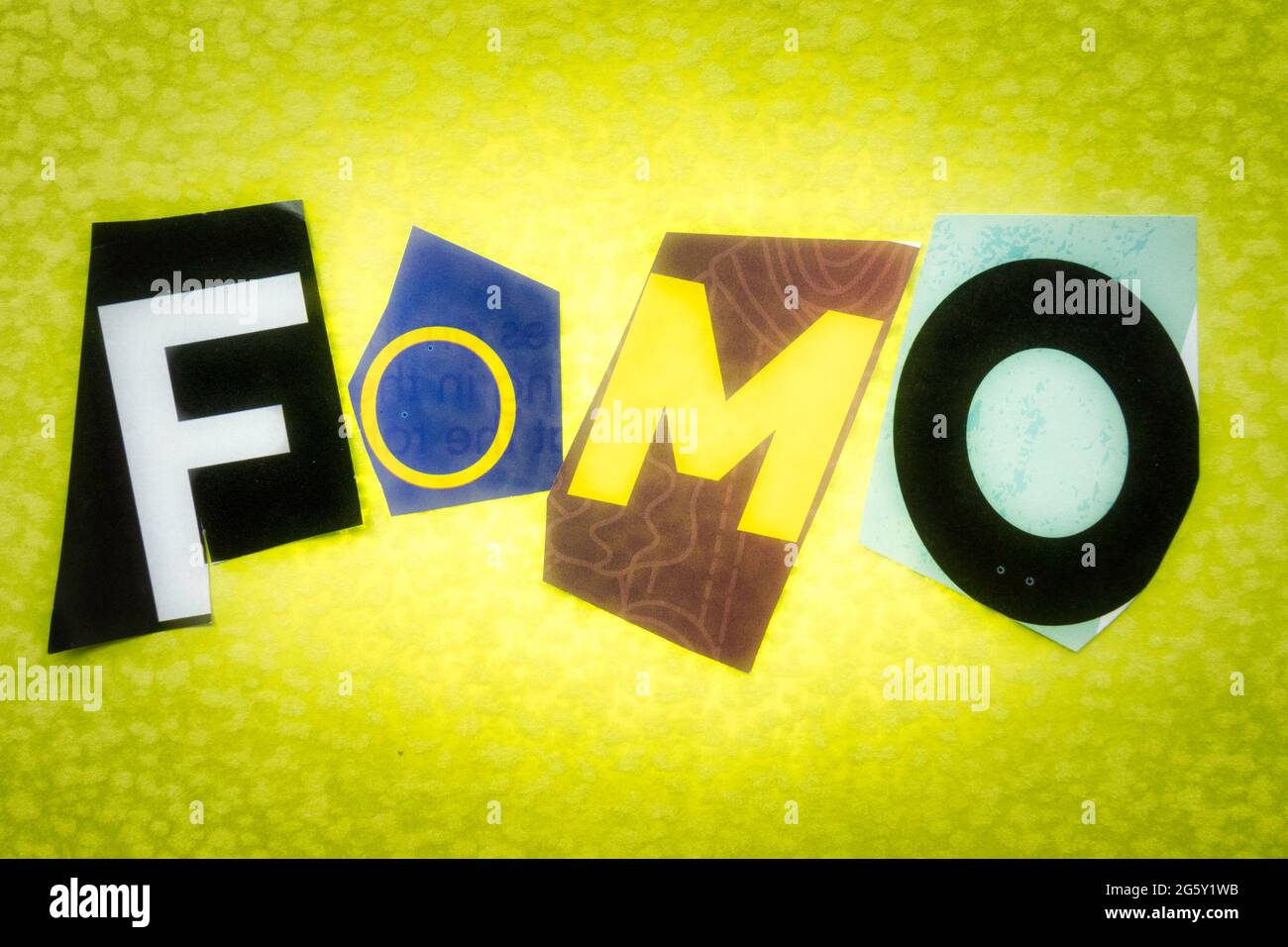 L'acronyme FOMO est court pour « Fear of Missing Out » et est écrit en typographie de style note de rançon, USA Banque D'Images