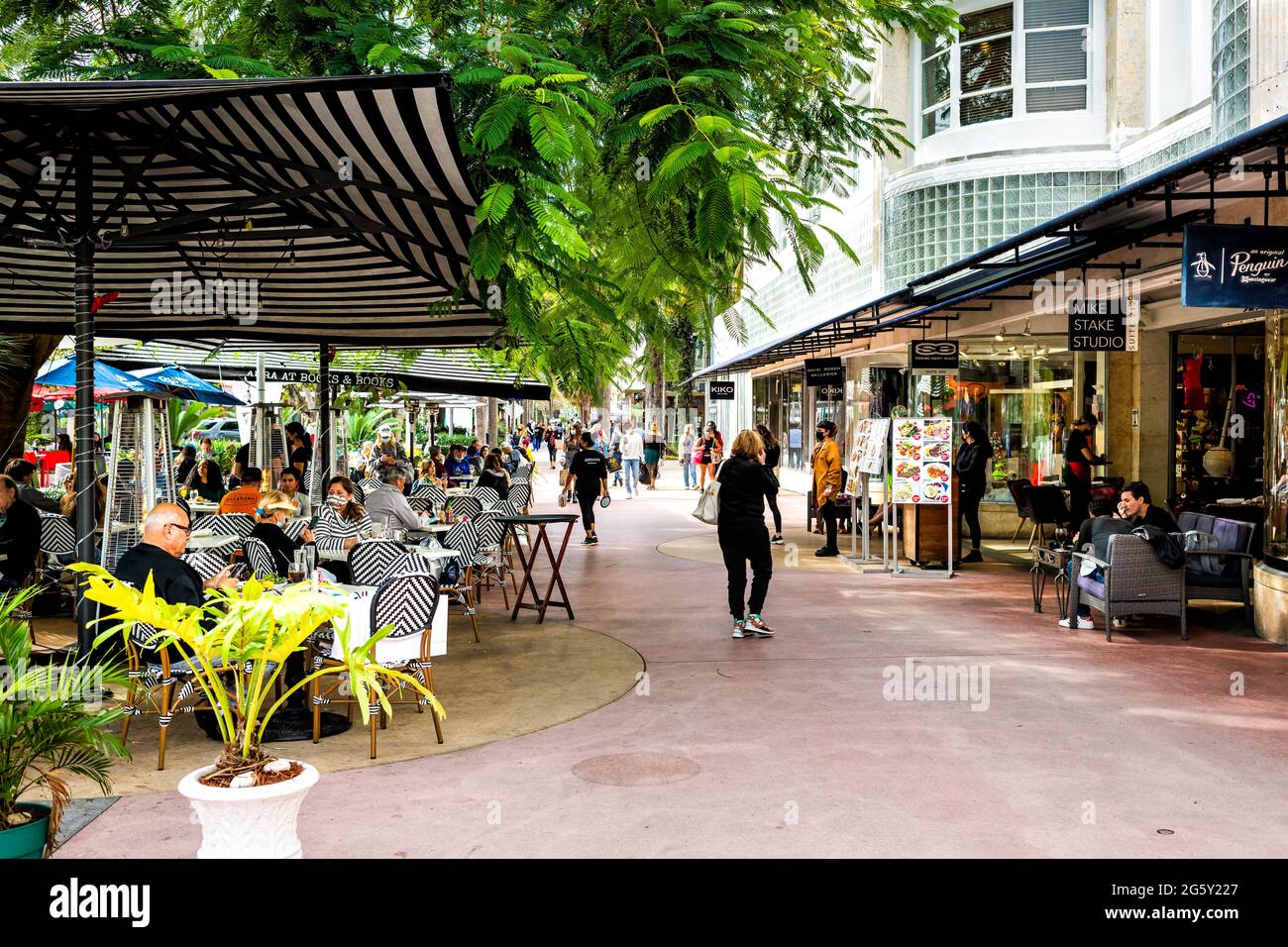 Miami Beach, États-Unis - 17 janvier 2021 : célèbre rue commerçante de Lincoln Road avec des personnes mangeant sur le trottoir patio restaurant café chaises de salle à manger extérieure Banque D'Images