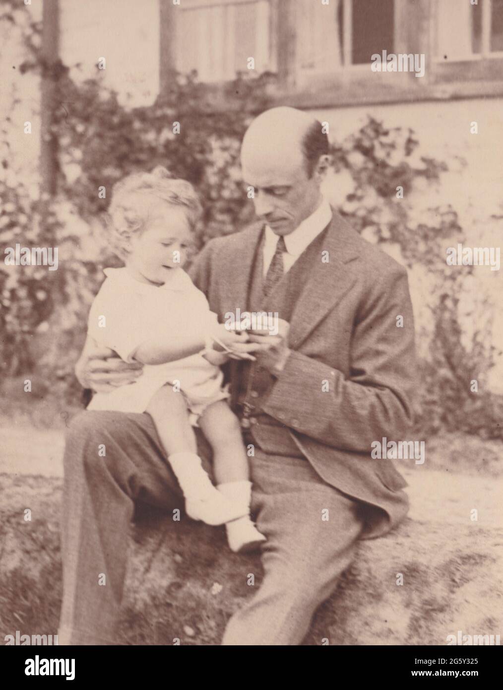 Photo vintage en noir et blanc un père et un enfant 1914. Banque D'Images