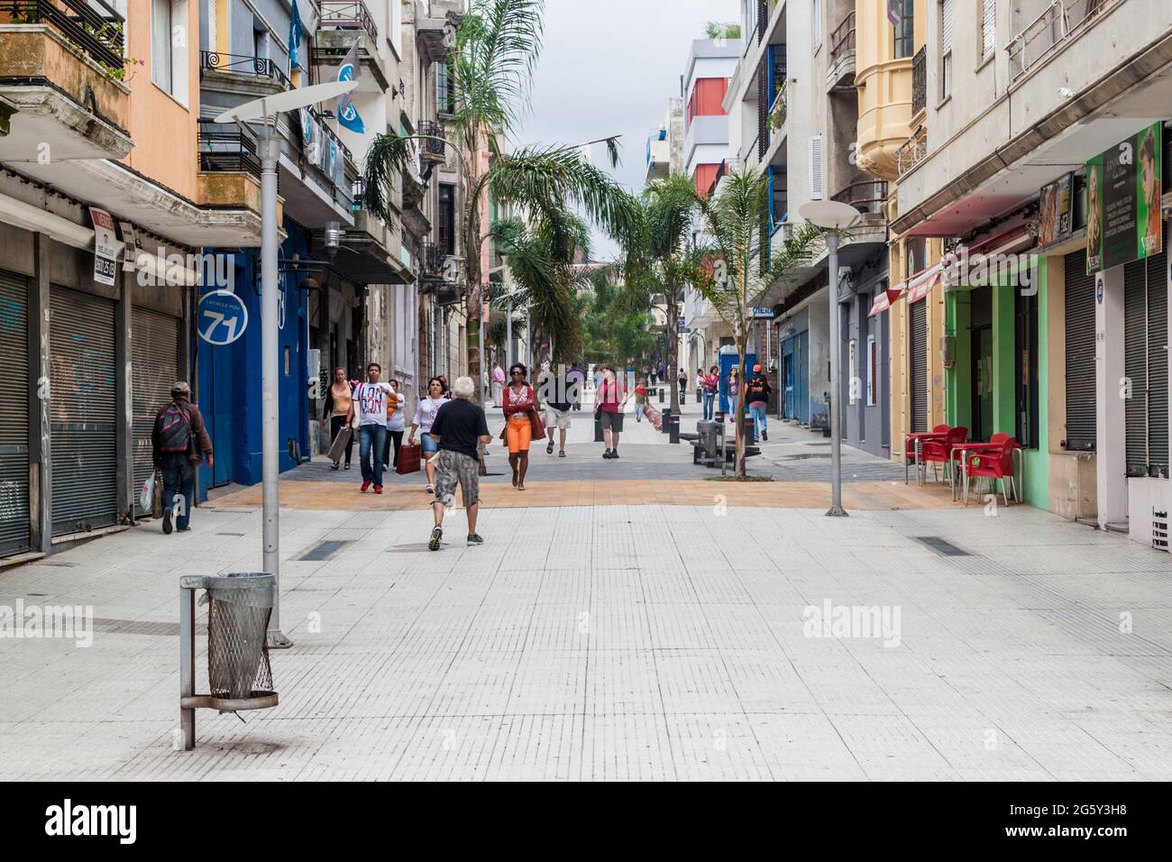 MONTEVIDEO, URUGUAY - 19 FÉVRIER 2015 : vue sur une rue du centre de Montevideo. Banque D'Images