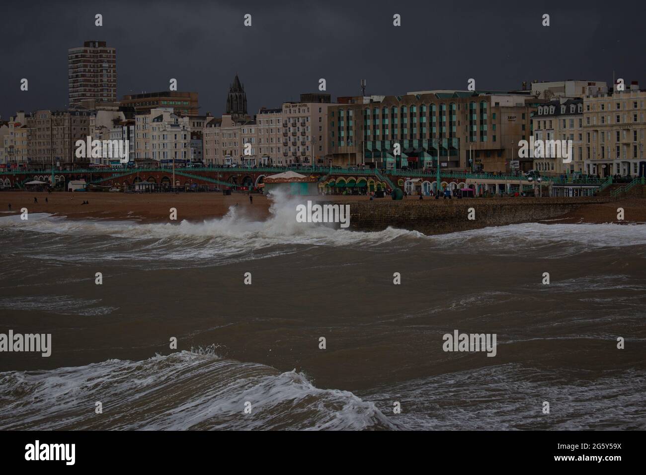 La plage de Brighton lors d'une soirée orageux, Angleterre, Royaume-Uni Banque D'Images