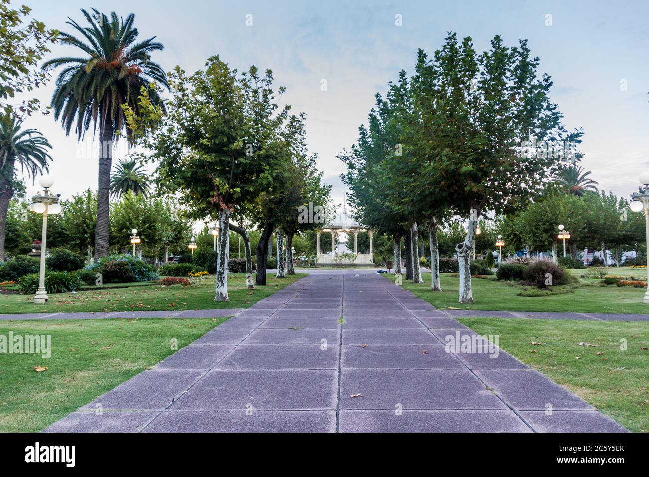 Parc sur une place de la ville de Fray Bentos, Uruguay Banque D'Images