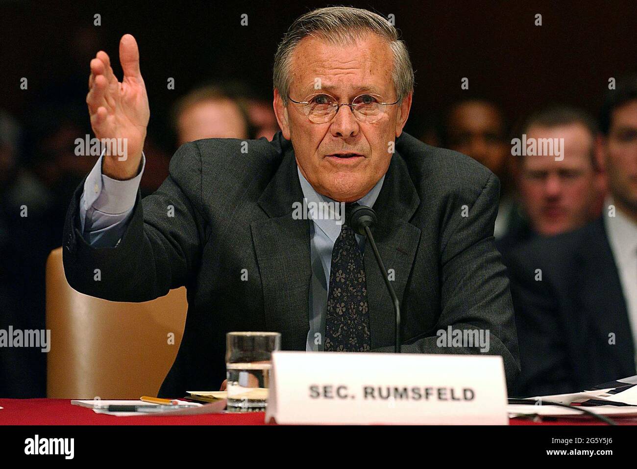 DONALD RUMSFELD (9 juillet 1932 - 29 juin 2021) était un politicien américain, un fonctionnaire du gouvernement et un homme d'affaires qui a servi comme secrétaire à la Défense de 1975-1977 sous Gerald Ford, et de nouveau à partir de 2001-2006 sous George W. Bush. Il est à la fois le plus jeune et le deuxième plus âgé à avoir été secrétaire de la Défense. En outre, M. Rumsfeld a été un membre du Congrès américain de l'Illinois (1963-1969), directeur du Bureau de l'opportunité économique (1969-1970), conseiller du président (1969-1973), représentant permanent des États-Unis auprès de l'OTAN (1973-1974) et chef de cabinet de la Maison Blanche Banque D'Images