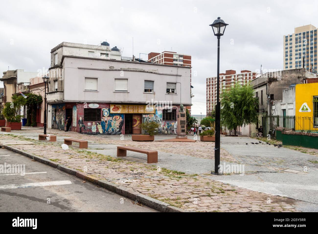 MONTEVIDEO, URUGUAY - 19 FÉVRIER 2015 : petite place à Montevideo, Uruguay. Banque D'Images