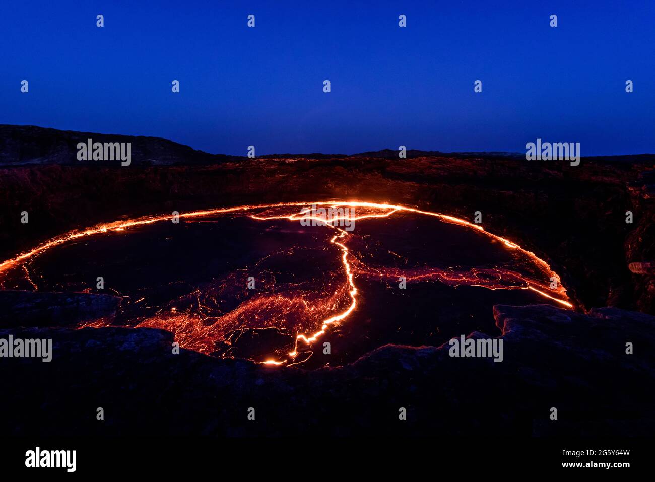 Fissures dans le lac de lave à Erta Ale Banque D'Images