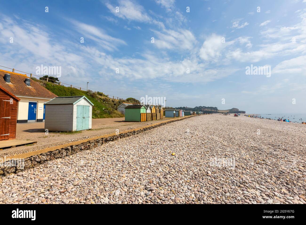 Plage de galets et huttes colorées à Budleigh Salterton, une petite ville pittoresque et préservée de la côte jurassique à l'est du Devon, dans le sud-ouest de l'Angleterre Banque D'Images