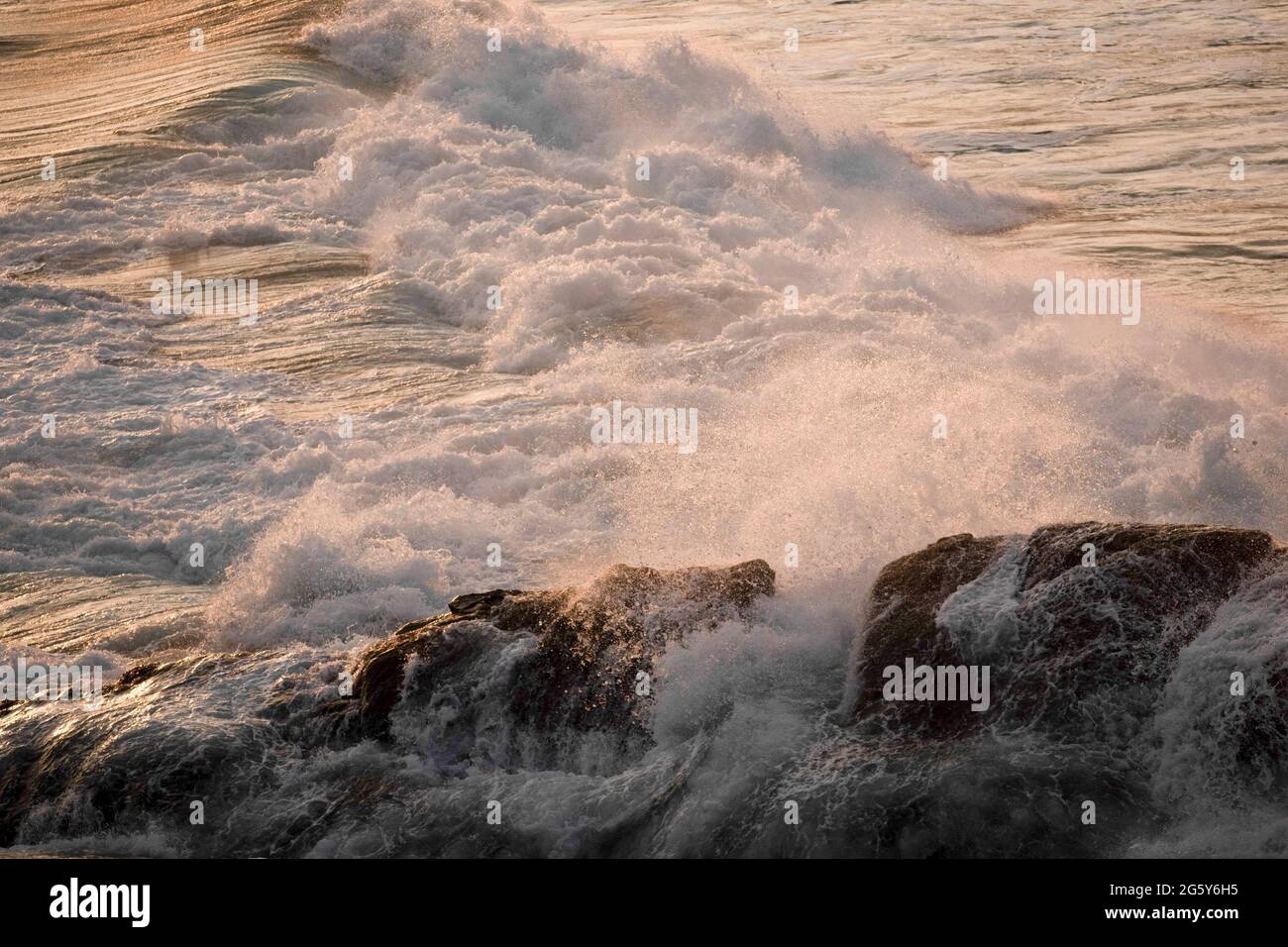 MAZUNTE, MEXIQUE - JUIN 9 : vue générale des vagues de la mer depuis la montagne à l'extrémité ouest de la plage de Mazunte connue sous le nom de Punta Cometa (pointe de cerf-volant) le 9 juin 2021 à Mazunte, Mexique. Crédit : Amaresh V. Narro/Eyepix Group/The photo Access Banque D'Images