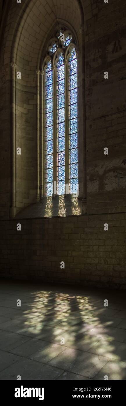 Fenêtre avec lumière et ombre à l'intérieur du Palais des Papes à Avignon,  France Photo Stock - Alamy