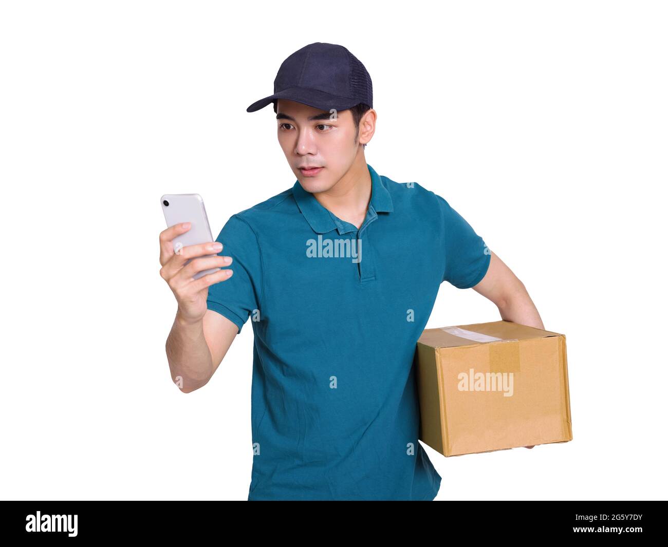 jeune coursier tenant le paquet et utilisant le téléphone intelligent pour trouver des emplacements et des contacts Banque D'Images