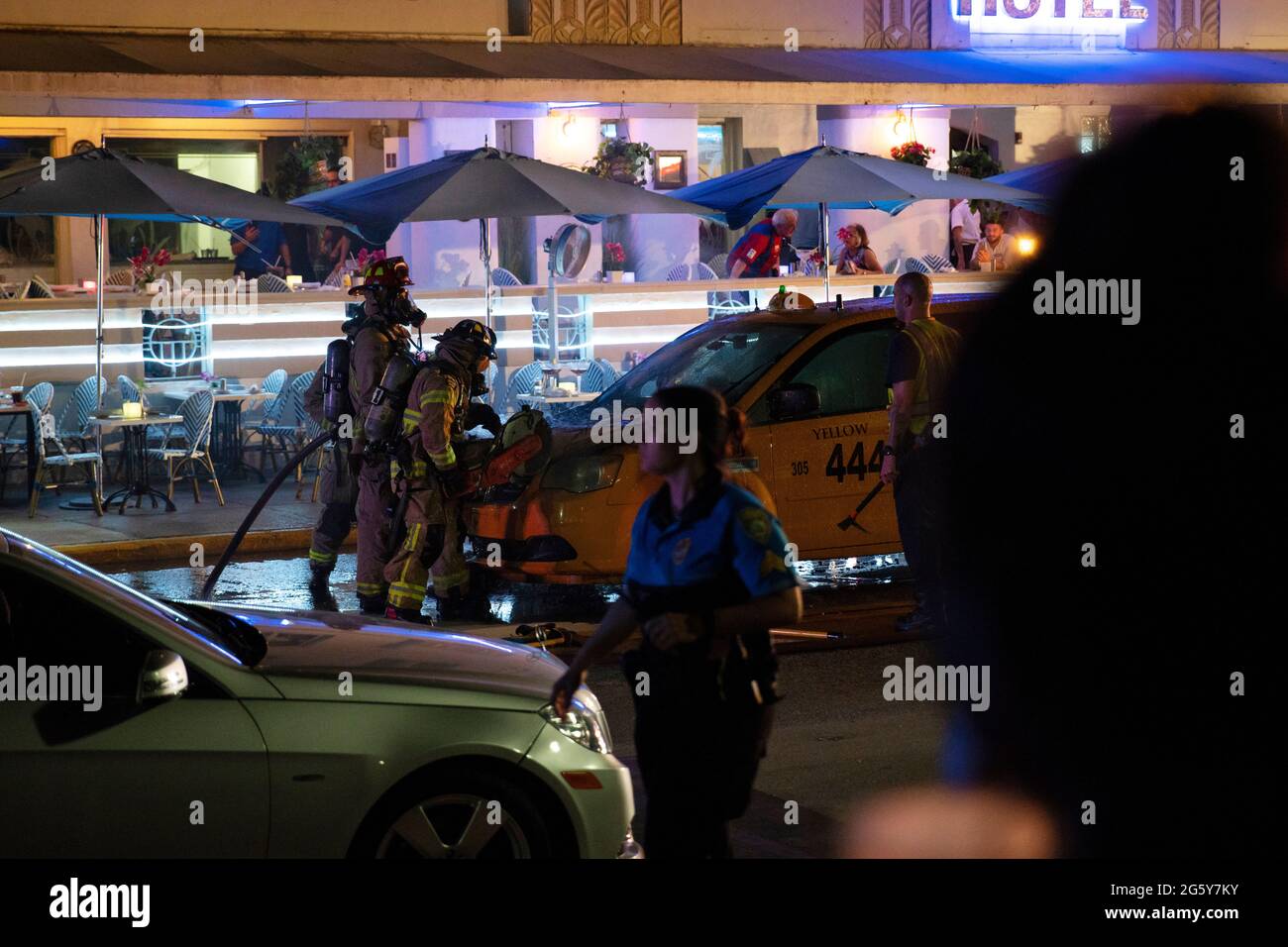 Les pompiers ont coupé le capot d'un taxi qui a pris feu à Miami Banque D'Images