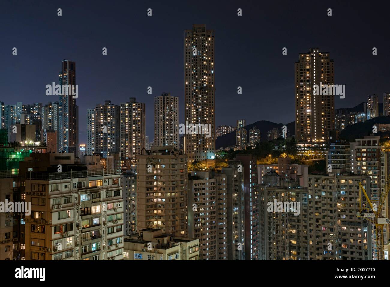 De grands immeubles d'appartements dans le centre-ville de l'île de Hong Kong la nuit Banque D'Images