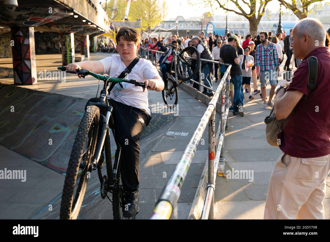 Les garçons font des cascades à vélo tandis que les touristes regardent sur Southbank Skate Space à Londres, Royaume-Uni Banque D'Images
