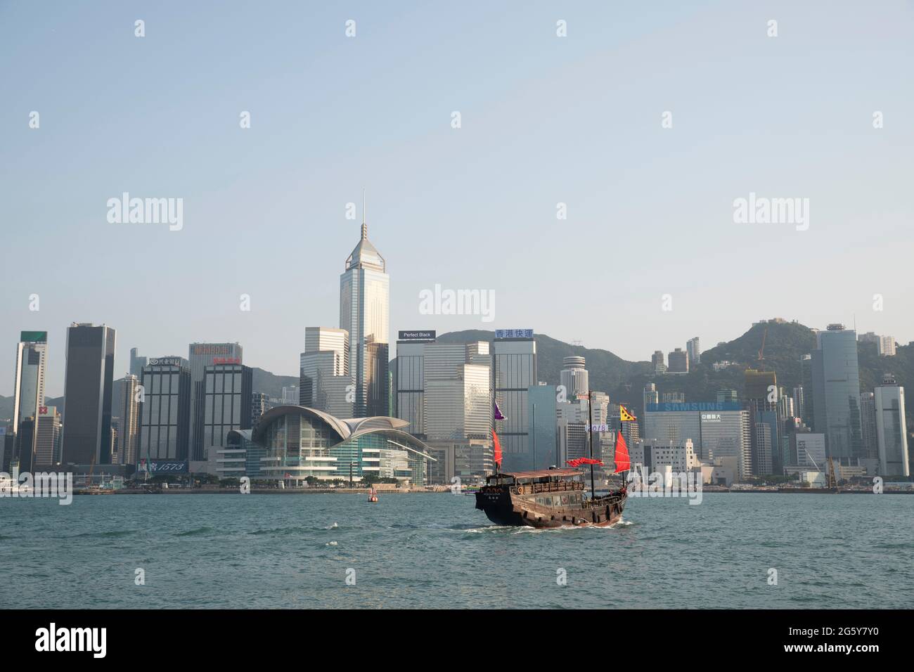 Un vieux style chinois de voile indésirable dans le port de Hong Kong Banque D'Images
