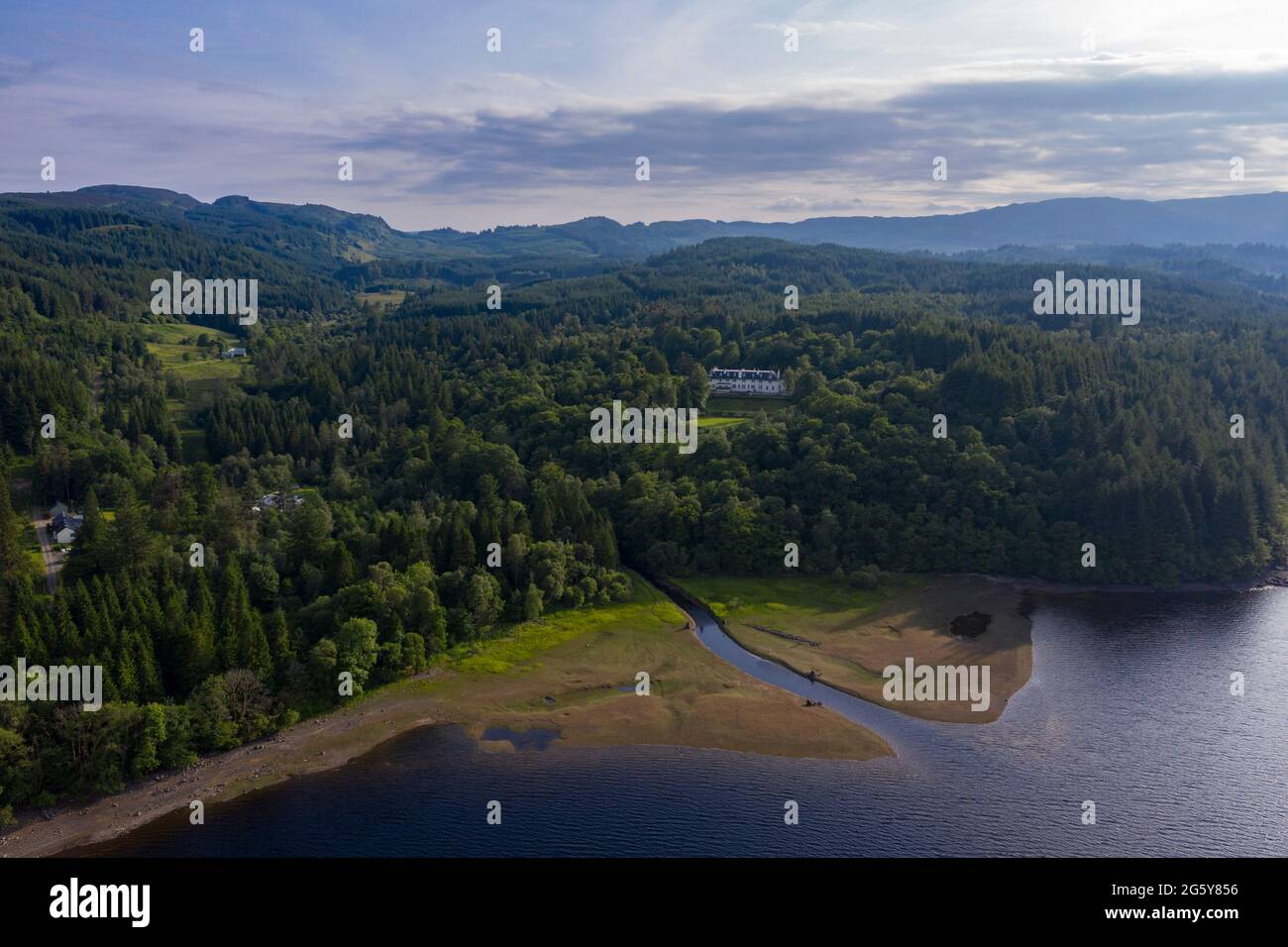 Loch Venachar, Loch. Lomonnd et Trossachs National Park, Écosse, Royaume-Uni. 30 juin 2021. PHOTO : une vue en grand angle de la plage de galets et de pierre sur le Loch Venachar, qui est normalement sous quelques pieds d'eau, est exposée en raison de la diminution de l'alimentation en eau utilisée. Il ne devrait pas y avoir de plage sur cette partie du loch, mais les gens peuvent être vus en utilisant cette plage de make Shift pour prendre le soleil en soirée. Crédit : Colin Fisher/Alay Live News Banque D'Images