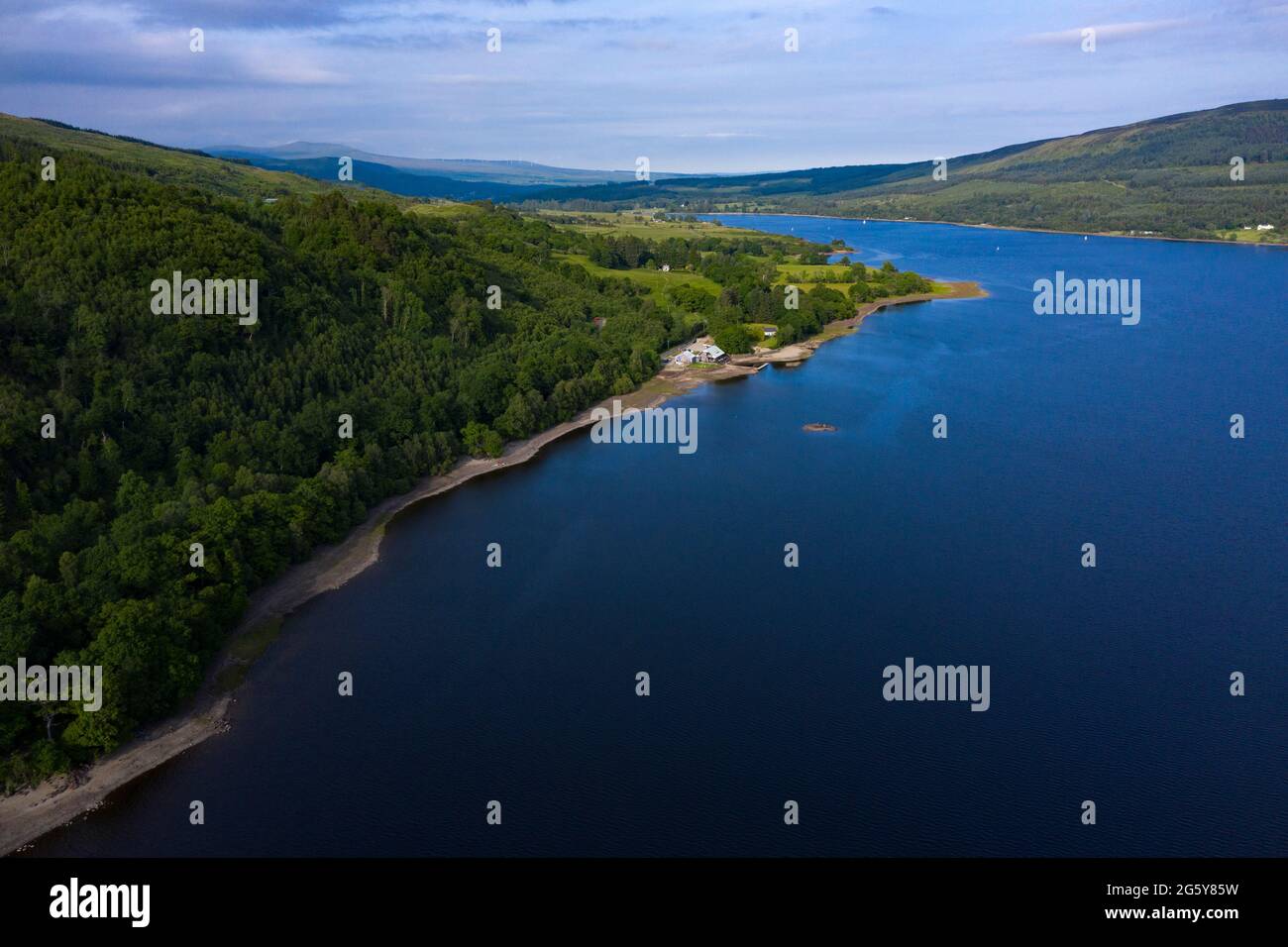 Loch Venachar, Loch. Lomonnd et Trossachs National Park, Écosse, Royaume-Uni. 30 juin 2021. PHOTO : une vue en grand angle de la plage de galets et de pierre sur le Loch Venachar, qui est normalement sous quelques pieds d'eau, est exposée en raison de la diminution de l'alimentation en eau utilisée. Il ne devrait pas y avoir de plage sur cette partie du loch, mais les gens peuvent être vus en utilisant cette plage de make Shift pour prendre le soleil en soirée. Crédit : Colin Fisher/Alay Live News Banque D'Images