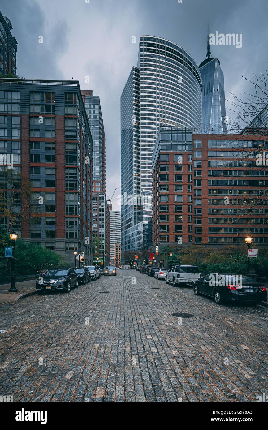 Bâtiments modernes et rue à Battery Park City, Manhattan, New York Banque D'Images