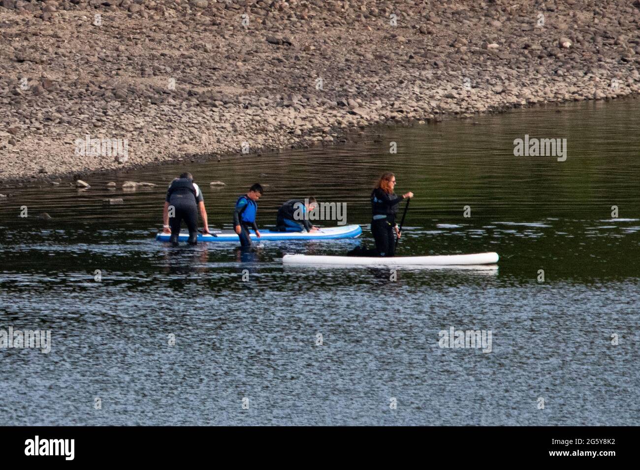 Loch Venachar, Loch. Lomonnd et Trossachs National Park, Écosse, Royaume-Uni. 30 juin 2021. PHOTO : les gens sur l'eau paddle-board, le kayak, la natation sauvage et profiter du temps chaud d'été pendant une période où les lochs écossais sont épuisés d'eau. La grande plage de stoney se révèle autour du loch qui serait normalement complètement sous l'eau mais avec le temps sec et chaud, il n'y a rien à remplacer l'eau évaporante. Crédit : Colin Fisher/Alay Live News Banque D'Images