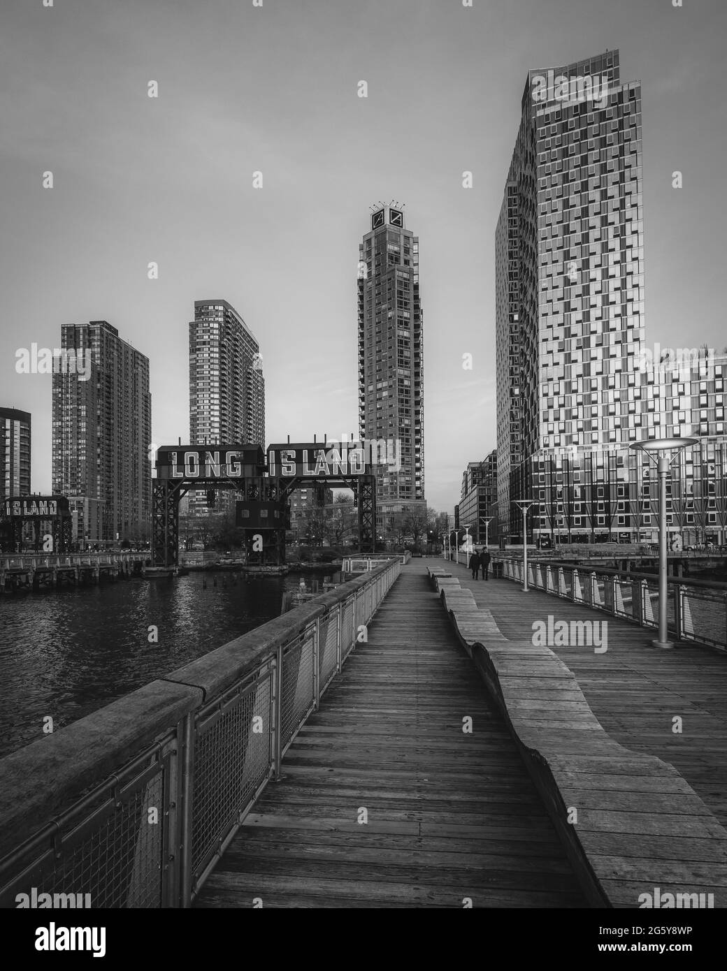 Piers and long Island Sign at Gantry Plaza State Park, à long Island City, Queens, New York City Banque D'Images