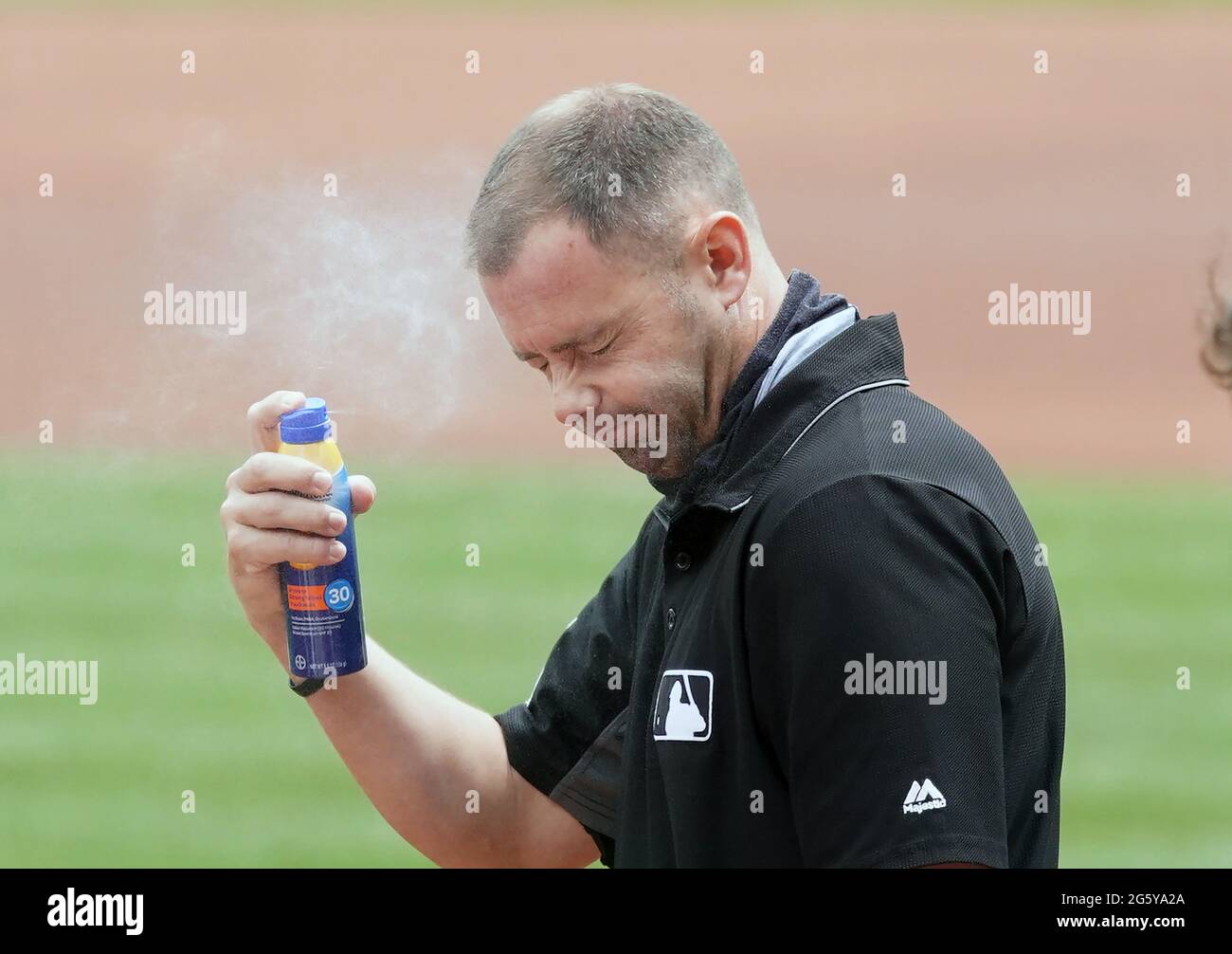 St. Louis, États-Unis. 30 juin 2021. Le premier juge-arbitre de base applique peu de crème solaire avant l'Arizona Diamondbacks-St. Louis Cardinals au stade Busch à St. Louis le mercredi 30 juin 2021. Photo par Bill Greenblatt/UPI crédit: UPI/Alay Live News Banque D'Images