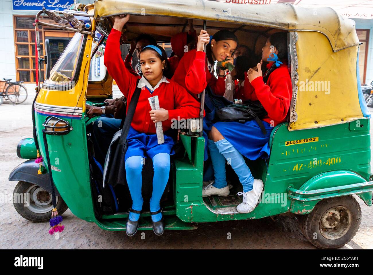 Les enfants indiens en route pour l'école, Delhi, Inde Banque D'Images