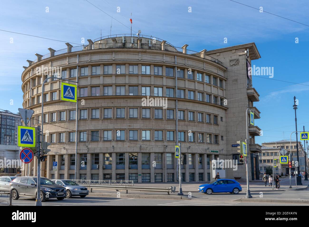 Partie centrale du bâtiment du Conseil de district de Moscou, conçue par l'architecte I. Fomin dans le style constructiviste, 1931-1935, Saint-Pétersbourg, Russie Banque D'Images Partie centrale du bâtiment du Conseil de district de Moscou, conçue par l'architecte I. Fomin dans le style constructiviste, 1931-1935, Saint-Pétersbourg, Russie Banque D'Images