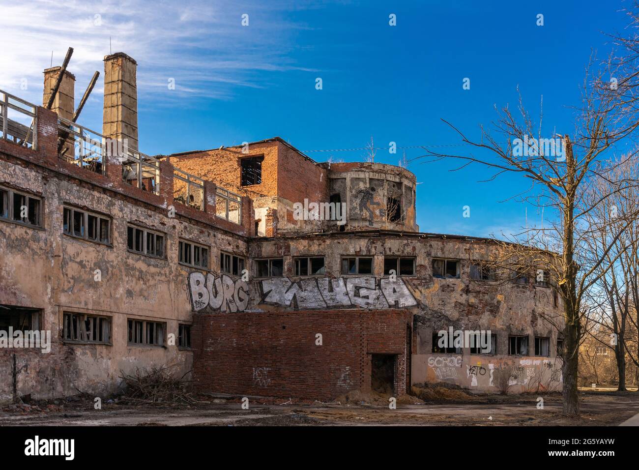 Ruines des bains géants abandonnés d'Ushakov, conçus en 1930 dans un style constructiviste, Saint-Pétersbourg, Russie Banque D'Images Ruines des bains géants abandonnés d'Ushakov, conçus en 1930 dans un style constructiviste, Saint-Pétersbourg, Russie Banque D'Images