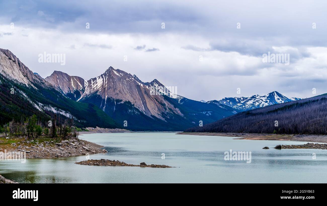 Medicine Lake dans le parc national Jasper. Le lac se remplit et se vide chaque année lorsque l'eau s'écoule par un système de drainage souterrain Banque D'Images