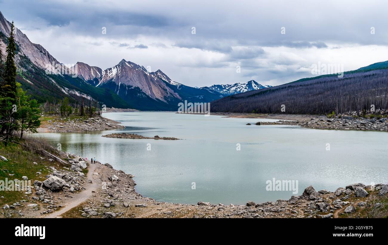 Medicine Lake dans le parc national Jasper. Le lac se remplit et se vide chaque année lorsque l'eau s'écoule par un système de drainage souterrain Banque D'Images