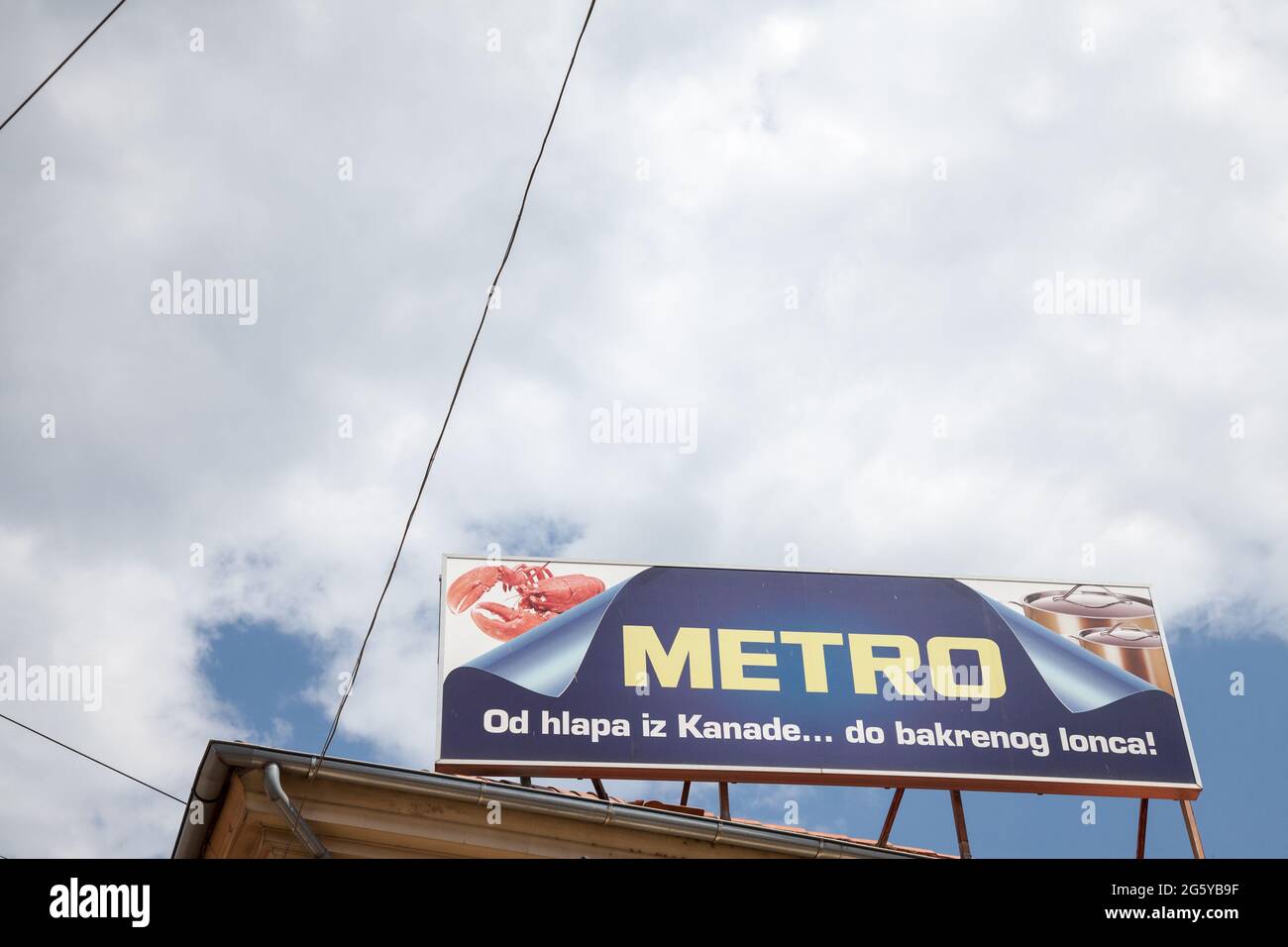 Photo de l'enseigne Metro Cash & Carry avec logo sur leur supermarché d'Osijek. metro Cash & Carry est un grossiste en libre-service international Banque D'Images