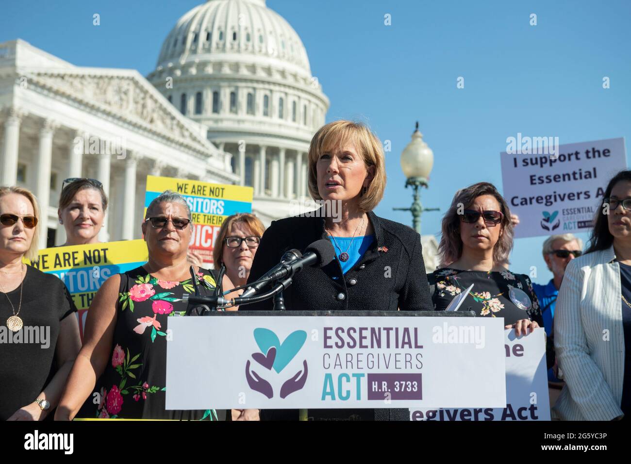 Washington, États-Unis d'Amérique. 30 juin 2021. La Représentante des États-Unis, Claudia Tenney (républicaine de New York), fait des remarques lors d'une conférence de presse pour appeler à une action sur la loi Essential Caregivers Act (HR 3733), devant le Capitole des États-Unis à Washington, DC, le mercredi 30 juin 2021. Crédit: Rod Lamkey/CNP/Sipa USA crédit: SIPA USA/Alay Live News Banque D'Images