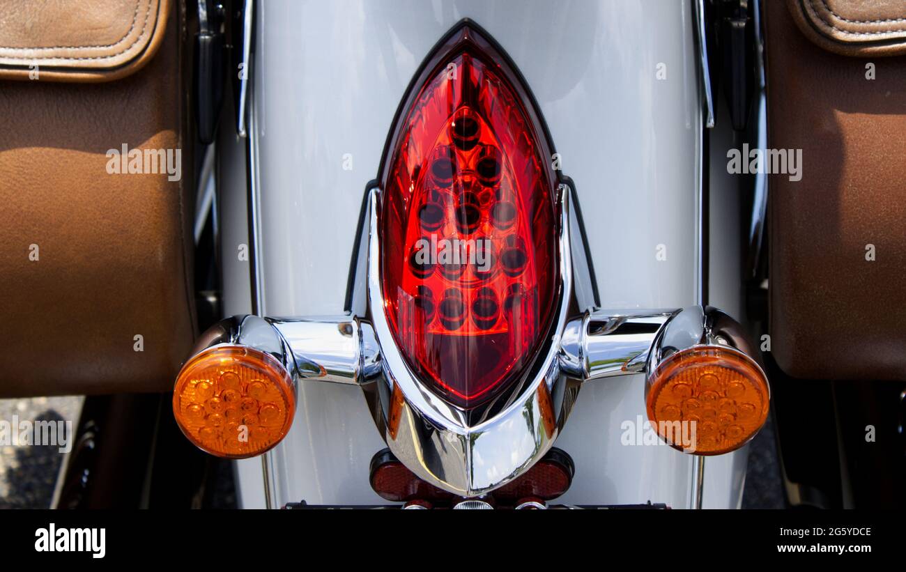 Gros plan d'un feu arrière et des clignotants sur une moto Banque D'Images