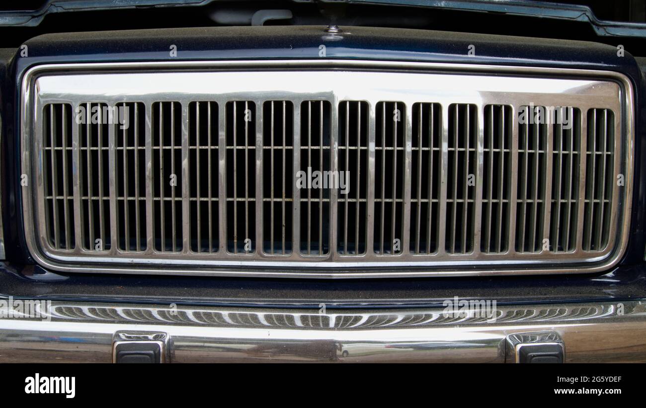 Un gros plan extrême d'un gril dans une vieille voiture Banque D'Images