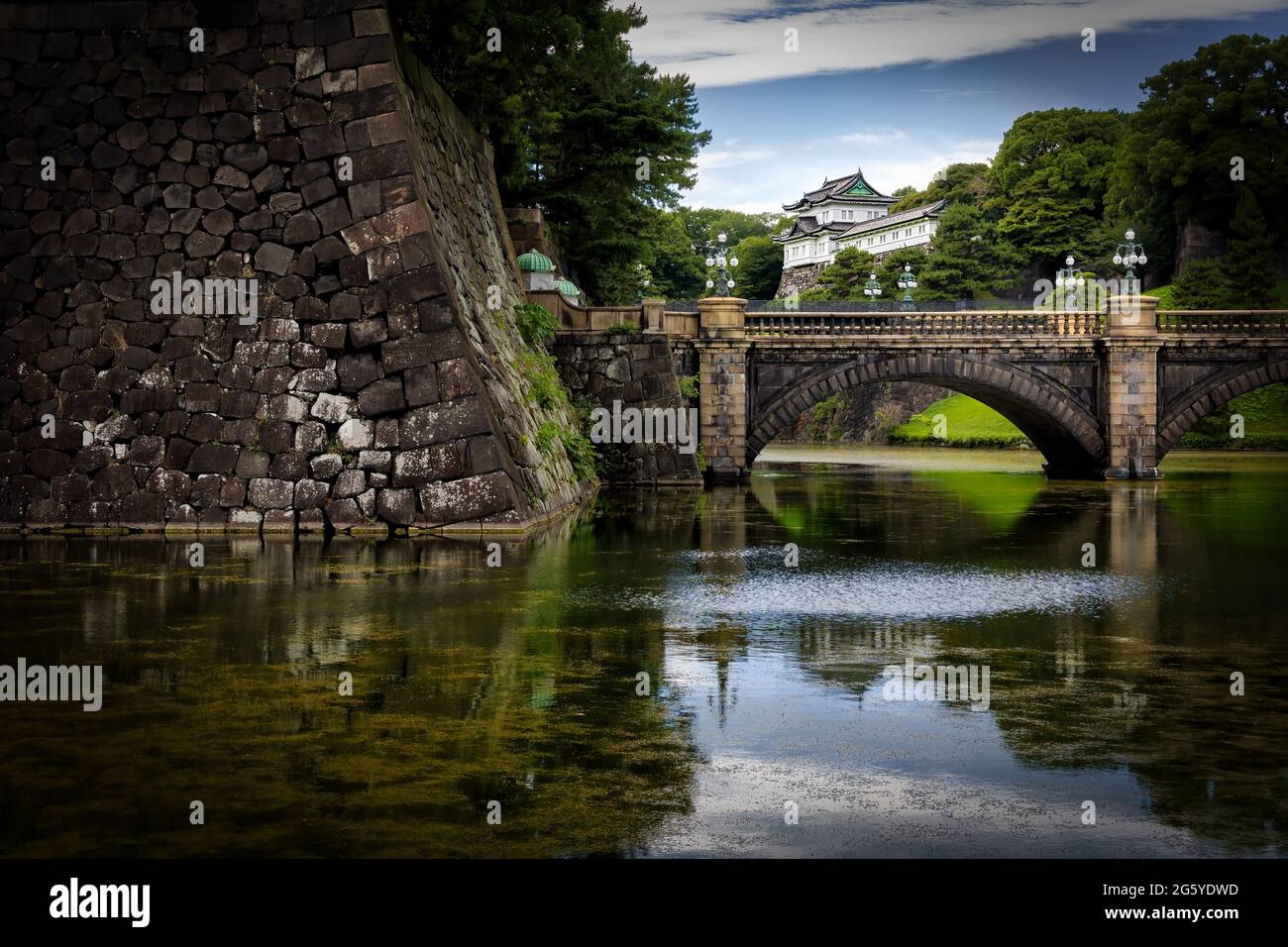 Le Palais impérial, résidence de l'empereur japonais Naruhito, se trouve sur une colline au parc du palais à Tokyo, au Japon. Banque D'Images
