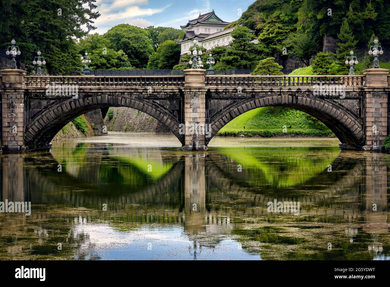 Le pont Seimon Ishibashi au-dessus du fossé à la porte principale du Palais impérial, résidence de l'empereur japonais Naruhito à Tokyo, Japon. Banque D'Images