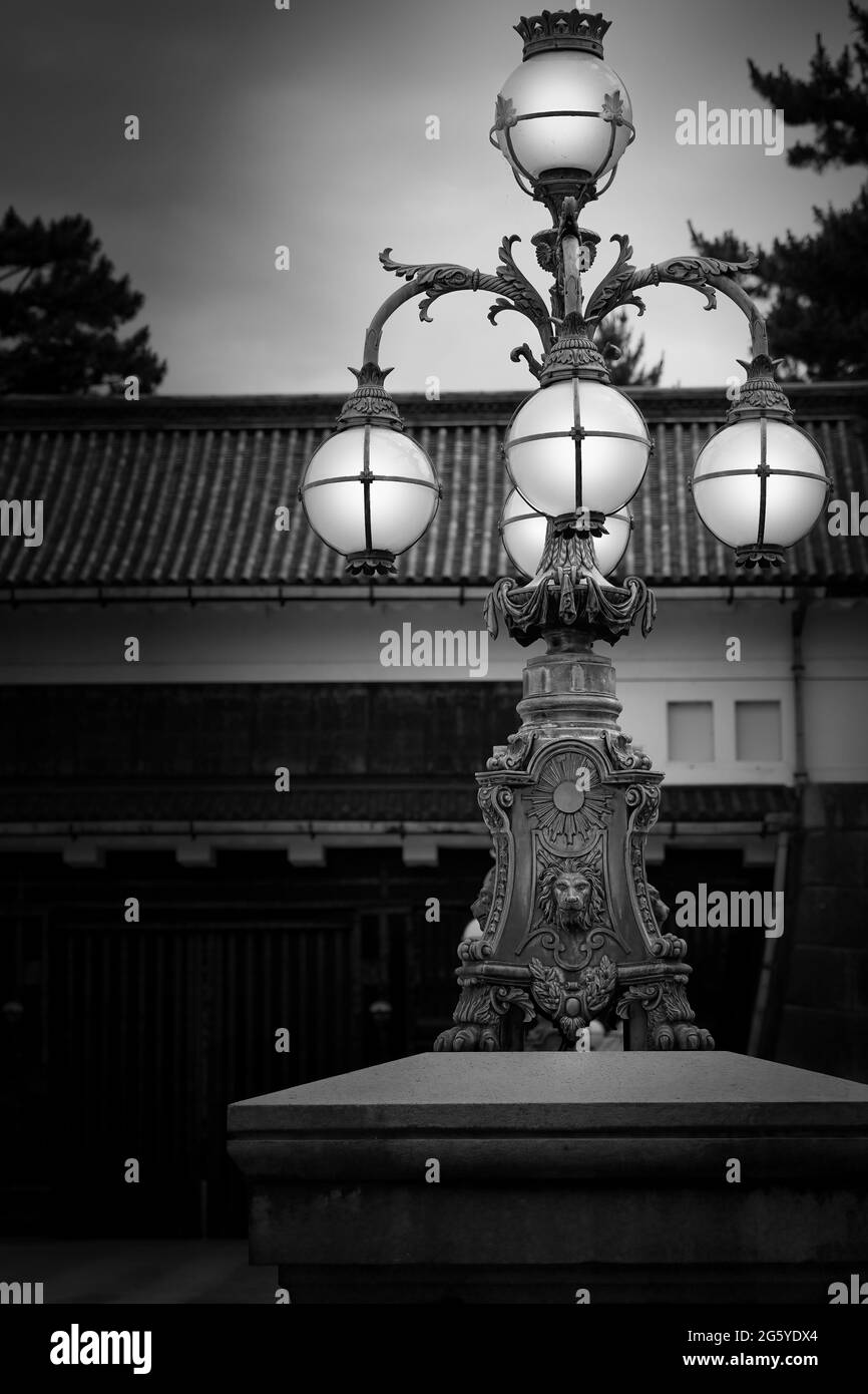 Le lampadaire sur le pont du Palais impérial, résidence de l'empereur japonais, à Tokyo, au Japon. Banque D'Images