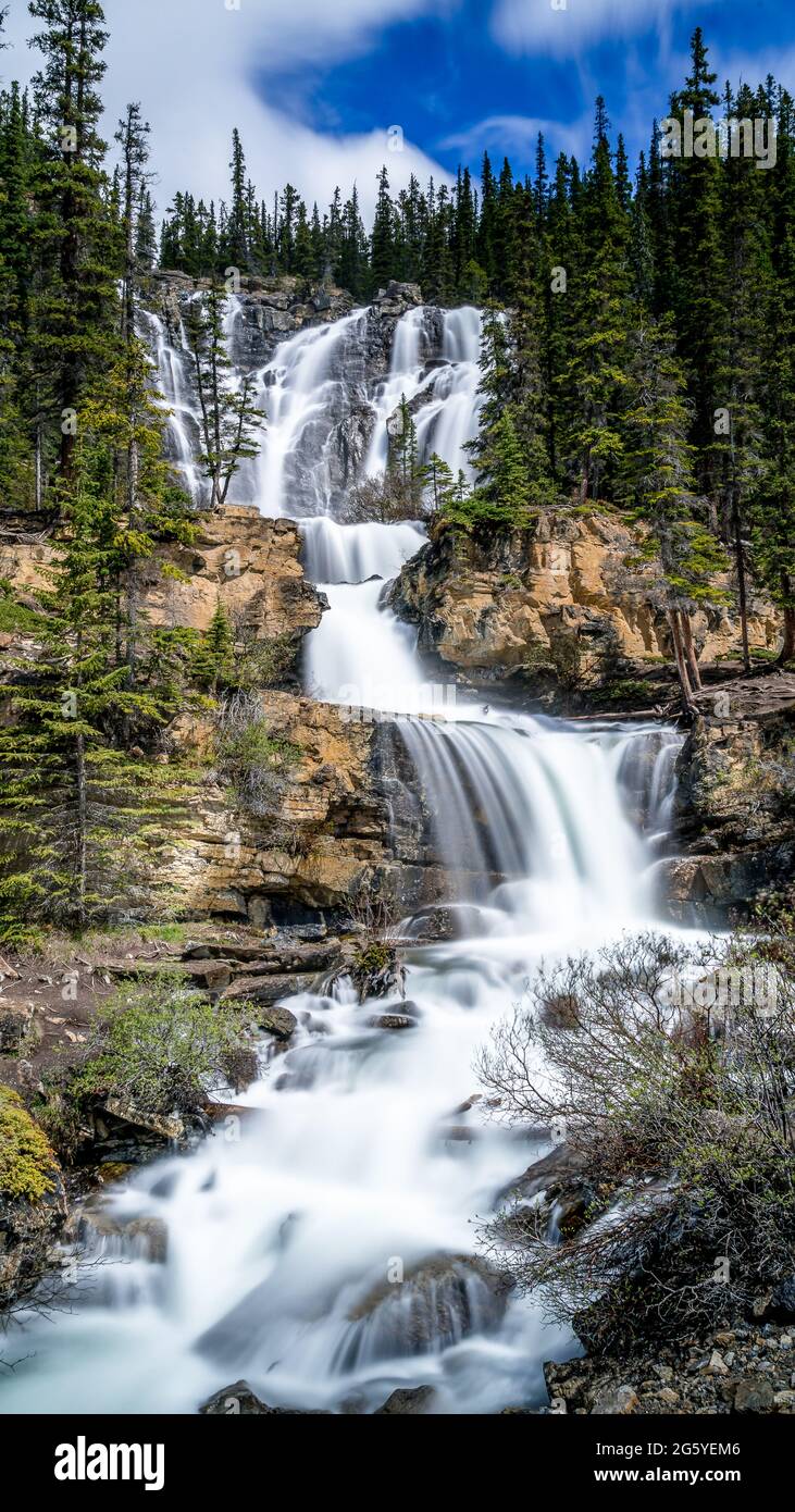 Exposition prolongée photo de Tangle Falls dans le parc national Jasper, Alberta, Canada Banque D'Images