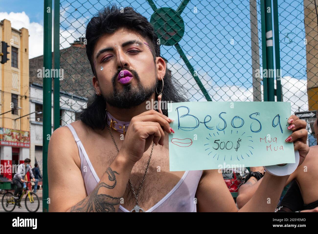 Bogota, Colombie. 28 juin 2021. Les membres de la communauté transgenre participent à un événement de danse de vogue en préparation au défilé de fierté à Bogota, en Colombie, le 28 juin 2021. Crédit : long Visual Press/Alamy Live News Banque D'Images