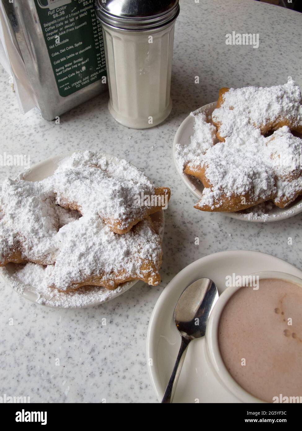 Les betteraves et le chocolat chaud sont des articles populaires au café du monde. Banque D'Images