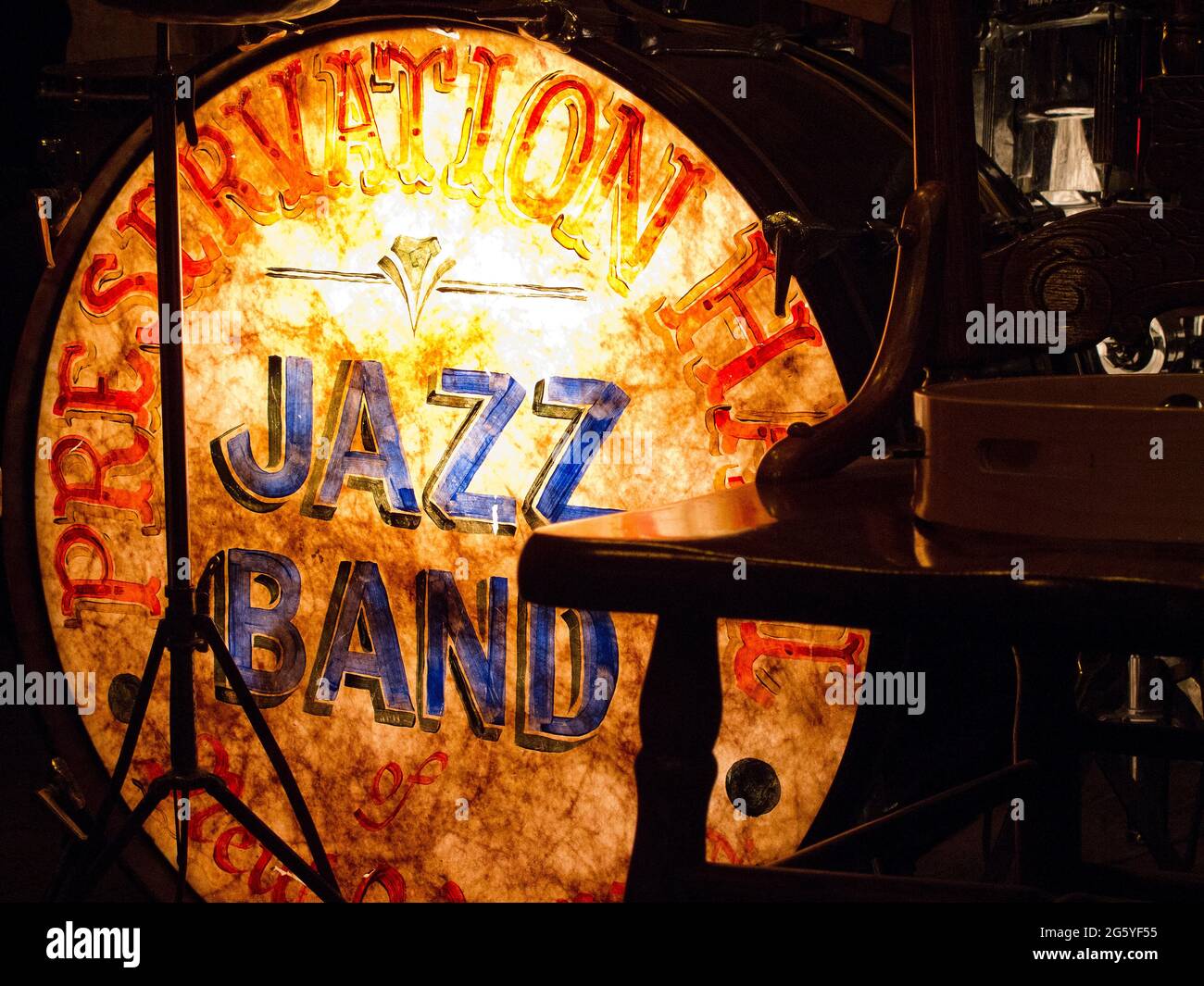 La lumière illumine le tambour de basse du Preservation Hall Jazz Band. Banque D'Images
