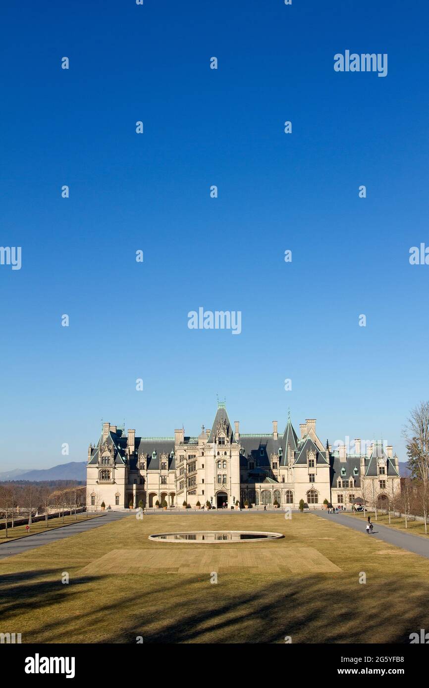 Un ciel bleu clair s'étend au-dessus du domaine Biltmore. Banque D'Images Un ciel bleu clair s'étend au-dessus du domaine Biltmore. Banque D'Images