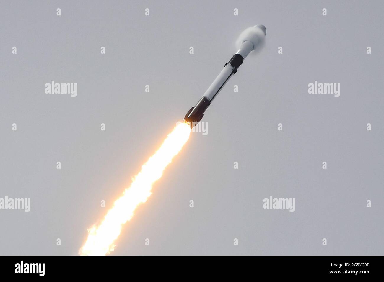 Cape Canaveral, États-Unis. 30 juin 2021. Une fusée SpaceX Falcon 9 crée un cône de vapeur alors qu'il devient supersonique lors du lancement de la charge utile du transporteur 2 à 3 h 31 du complexe 40 à la station de la Force spatiale de Cape Canaveral, en Floride, le mercredi 30 juin 2021. Le transporteur 2 comprend 88 satellites à usage commercial, militaire et gouvernemental. C'était le huitième lancement et la récupération du booster. Photo de Joe Marino/UPI crédit: UPI/Alay Live News Banque D'Images