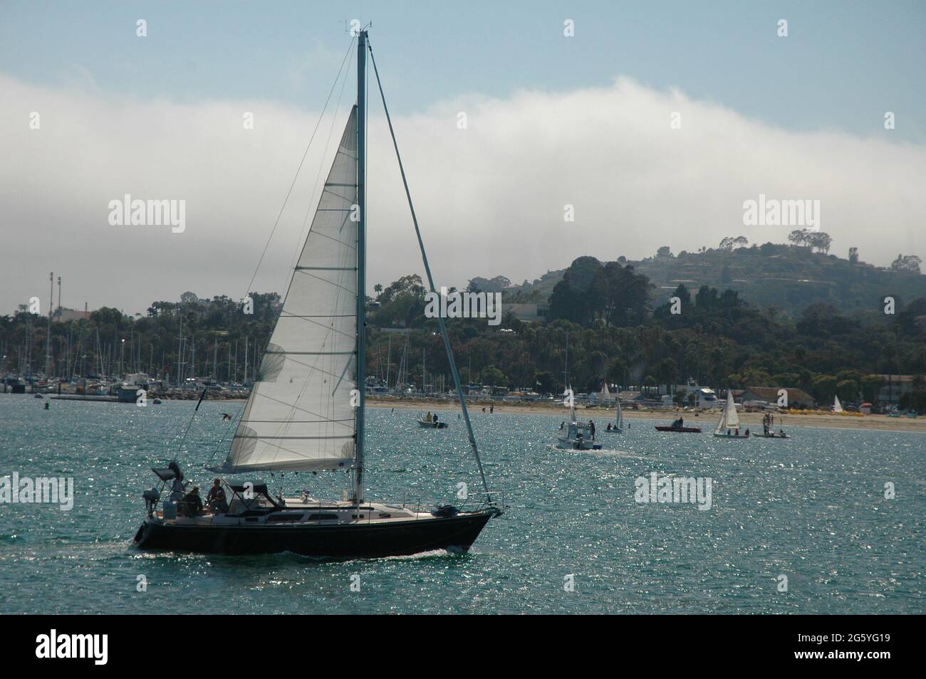 Voilier vu de Stearns Wharf à Santa Barbara en Californie par beau temps calme Banque D'Images