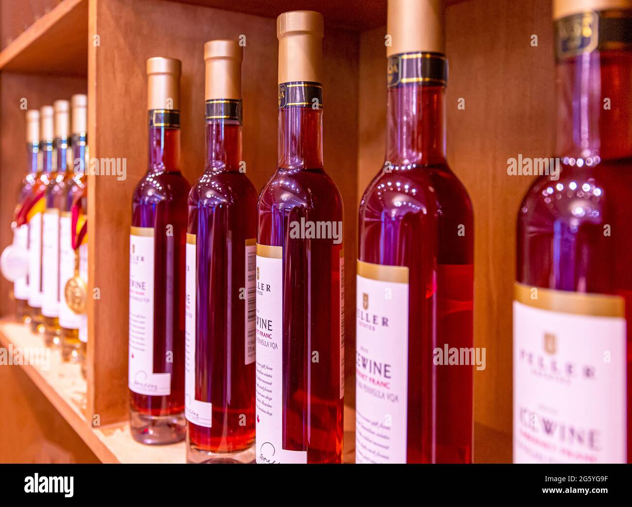 Niagara-on-the-Lake, Ontario, Canada, 20 avril 2021 : célèbre vin de glace de Niagara exposé dans un domaine viticole haut de gamme Banque D'Images