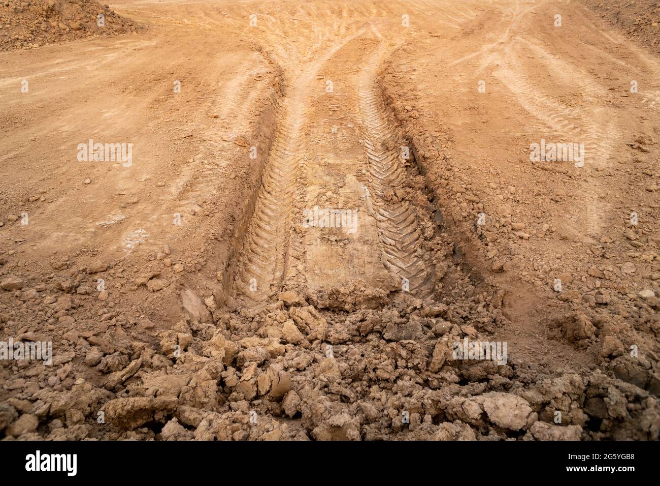 Traces de roues sur le terrain. Banque D'Images