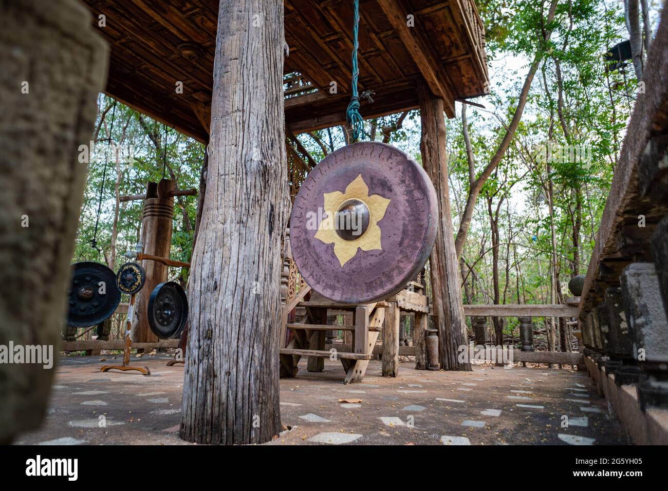 Big gong dans le temple de la forêt Banque D'Images