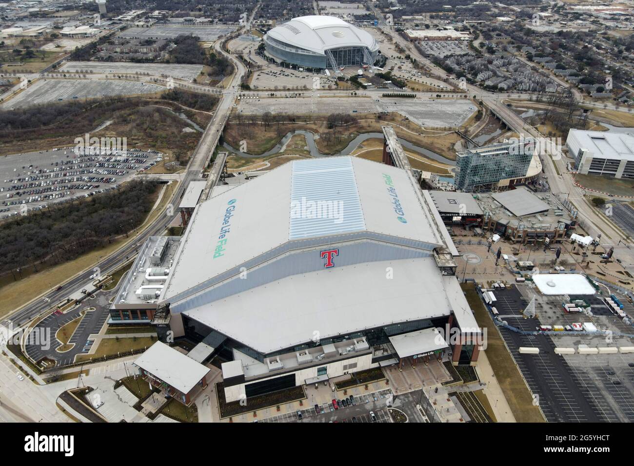 Vue aérienne du Globe Life Field et DU STADE AT&T, vendredi 1er janvier 2021, à Arlington, Texte Banque D'Images