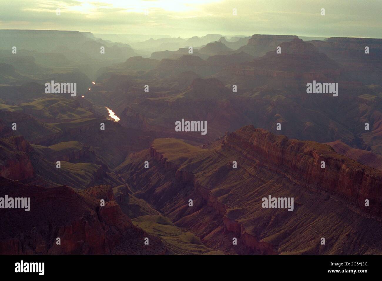 Soleil brumeux le soir se reflétant sur le fleuve Colorado et traversant le Grand Canyon Banque D'Images